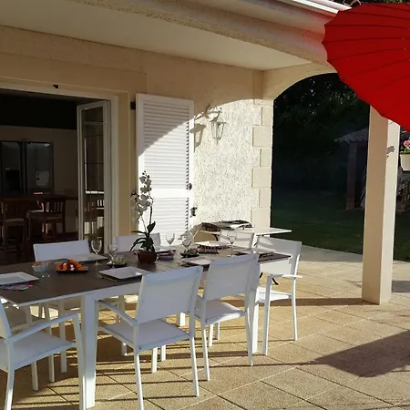 Dans Provencale Avec Parking Et Piscine 3*