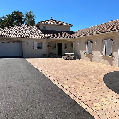 Couette-café Dans Provençale Avec Parking Et Piscine Laneuvelotte