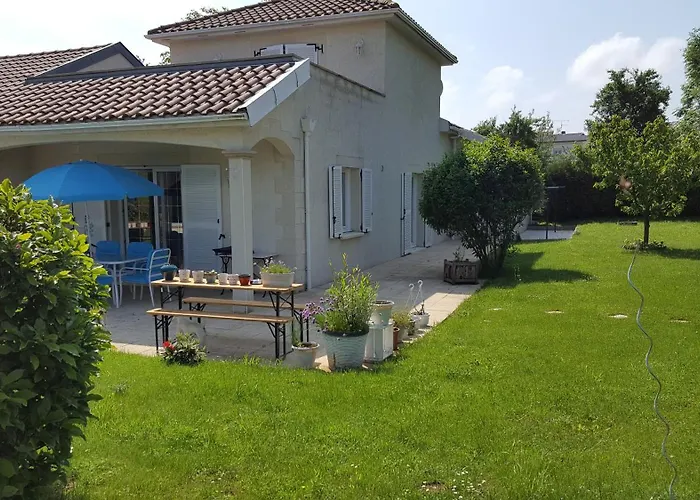 Dans Provencale Avec Parking Et Piscine Bed & Breakfast Laneuvelotte