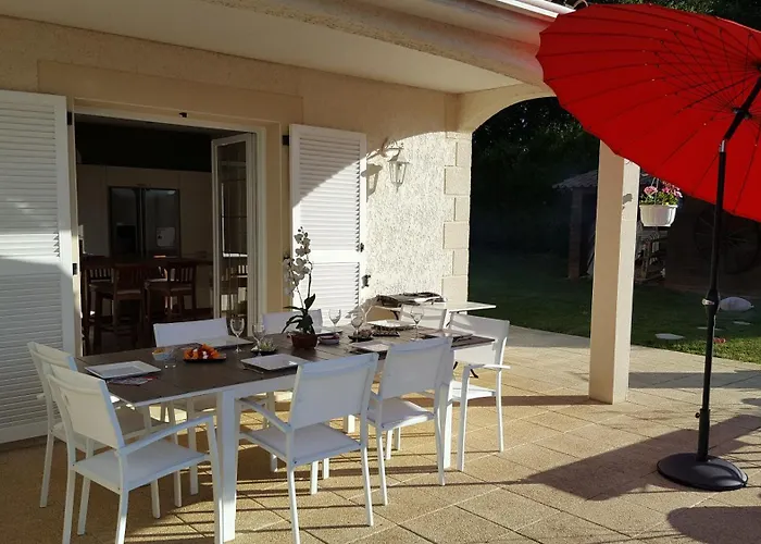 Dans Provencale Avec Parking Et Piscine 3*